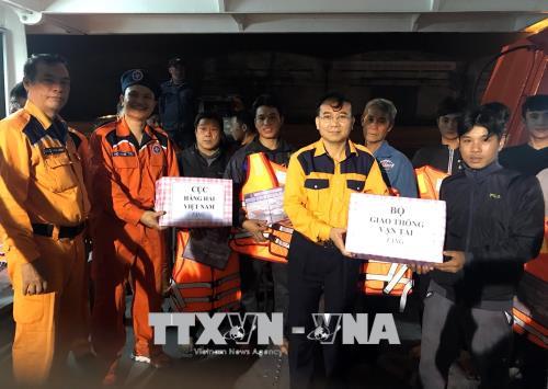 Cứu nạn thành công 8 ngư dân cùng tàu cá bị nạn trên biển ảnh 2